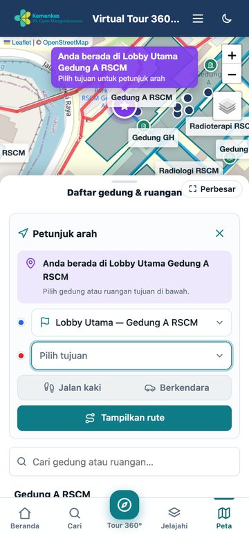 Memindai QR Code di lobby — tampilan ponsel
